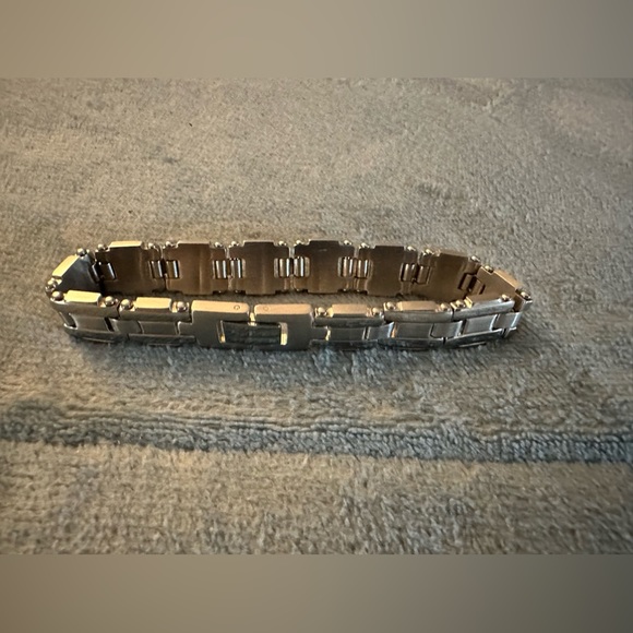 NWOT - Mens Curved Link Stainless Steel Bracelet - silver ( original box ) - Picture 4 of 5